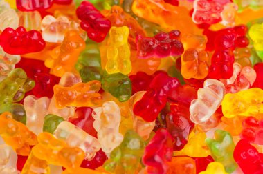 Birçok farklı renkte jelibon bir yüzey boyunca yayılır..