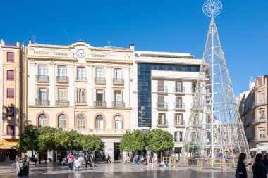 Malaga, İspanya - 11 Kasım 2025: Malaga 'da ziyaretçiler yürüyüş ve dinlenme meydanında.