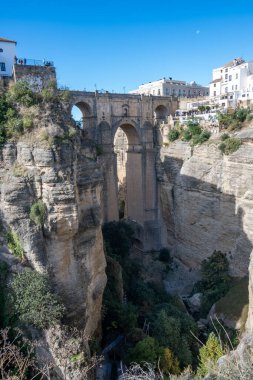 Ronda, İspanya - 10 Kasım 2025: Puente Nuevo İspanya 'nın Ronda kentinde derin bir vadi boyunca uzanır..