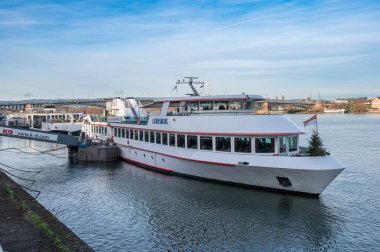 Mainz, Almanya - 22 Aralık 2025: Koeln Duesseldorfer gemisi Mainz 'de Ren nehrinde bir rıhtımda.
