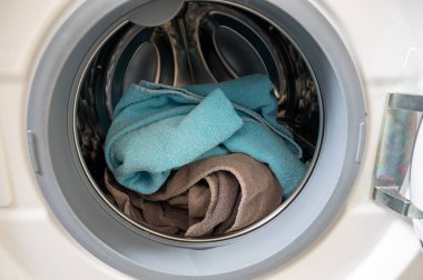 Çamaşır makinesindeki giysiler yıkanmaya hazır.