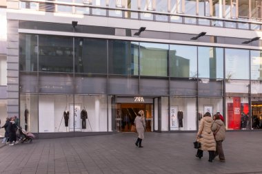 Mainz, Almanya - 24 Ocak 2026: Mainz 'de bir satış sırasında Zara mağazasının yakınında yürüyen insanlar.