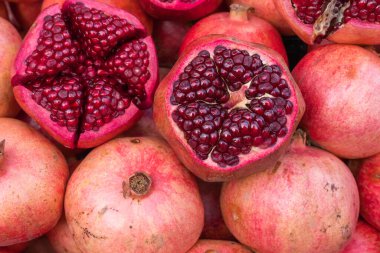 Bir pazar yerinde birçok nar bir araya toplanır..