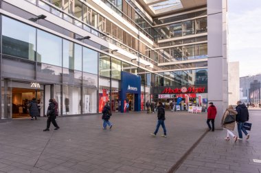 Mainz, Almanya - 24 Ocak 2026: İnsanlar gün içinde Mainz Am Brand 'de dükkanların yakınında yürüyorlar.