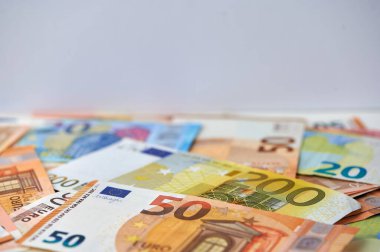 Çeşitli Euro banknotları izlemek için yayılmış durumda.