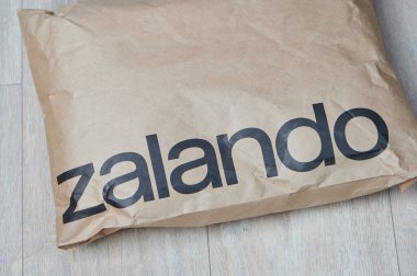 Mainz, Almanya - 04 Mart 2026: Tahta zemin üzerinde Zalando paketi