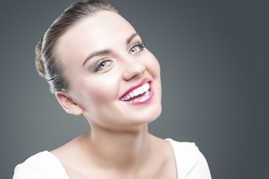 Duygu ve duygular kavramı. Portre portre mutlu gülümseyen beyaz esmer