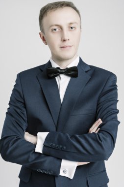 Mavi Süitte Beyaza Karşı Beyaz Aylak Yakışıklı Adam Portresi