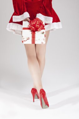 Seksi beyaz kadın bacaklar closeup. Modeli Holding kutusunun arkasında