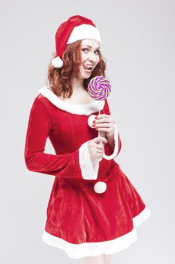 Renkli Tatlı Lolipop Şeker-Erik Şeker ile Çekici Kafkas Kızıl saçlı Santa Helper Portresi.