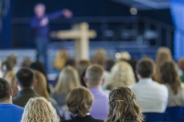 Konferanslar kavram ve fikirler. Erkek öğretim görevlisi açıklayan üzerinde sahne içinde ön büyük grup insan