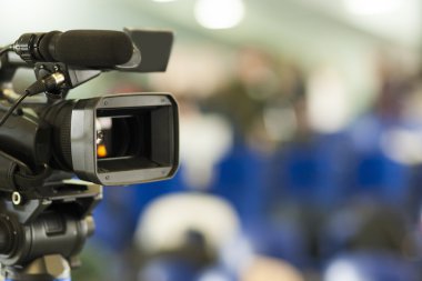 Profesyonel Videocamera önden görünümü. Bulanık arka planı konumlandırılmış