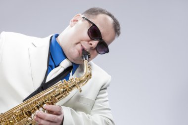 Müzik kavramları. Alto saksafon ve güneş gözlüğü takıyor oynarken müzisyen Olgun