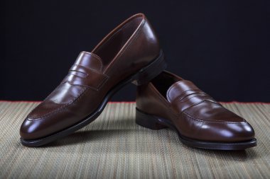 Ayakkabı kavram ve fikirler. Kahverengi kuruş loafer'lar çifti şık pahalı Modern buzağı deri