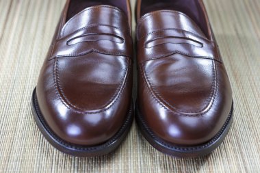 Portre erkek kahverengi moda Penny mokasen'ın ayak parmağı ipuçları.