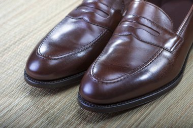 Ayakkabı kavram ve fikirler. Erkekler şık kahverengi Penny loafer'lar ayak Closeup ipuçları.