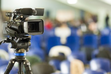 Profesyonel video kameranın ön görüntüsü. Bulanıklığa Karşı Konum