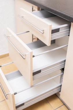 Üç Mutfak Rafları Açık Durumda Bir Üst Üste İstifler