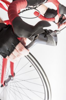 Yol Bisiklete binme sporu fikirler ve kavramlar. Atlet elinde tutan çift eldiven closeup kollarını kontrol eder.