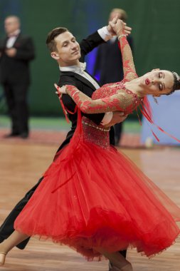 Adamovskiy Vladislav ve Valashimas Stefaniya Belarus Cumhuriyeti Ulusal Şampiyonası'nda Gençlik-2 Standart Programı gerçekleştirmek