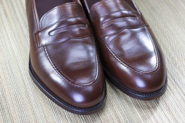 Ayakkabı kavram ve fikirler. Erkekler şık kahverengi Penny loafer'lar ayak Closeup ipuçları.