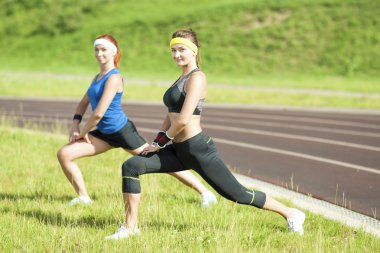 Fitness ve Sağlıklı Yaşam Tarzı Fikirler ve Kavramlar. Vücut Germe ve Gövde Bükme Egzersizleri Olan İki Kafkas Girlfriends