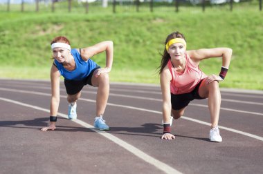 Fitness ve Egzersiz Kavramları ve Fikirleri. İki Kafkas Girlfriends Spor Mekan Açık Havada Germe Egzersizleri having