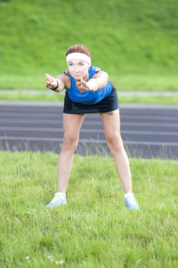 Atletik Sportgear gövde bükme ile kombine Excercises germe silah sahip genç kırmızı saçlı zencefil beyaz kadın