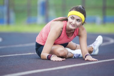 Spor Kavramları ve Fikirleri. Atletik Sportgear Beyaz Esmer Kadın Bacaklar Germe Excercises sahip