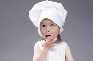 Komik Lovely Sevimli Kafkas Kız Aşçı kılığında. Gri Arka Plana Karşı.