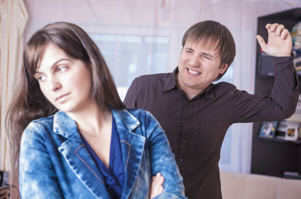 Концепции семейного насилия. Мужчина и женщина спорят эмоционально вместе
