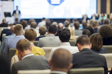 İnsanlar öğretim görevlisi için dinleme toplantısında. Arkadan Görünüm.