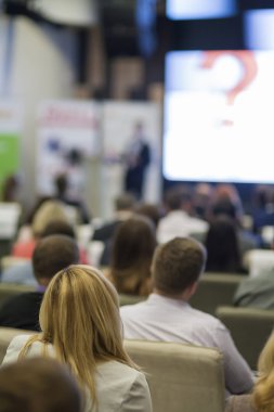 Busines konferans Concepts.Large grup içinde kongre salonu önünde tahta üzerinde sunum izlerken insan