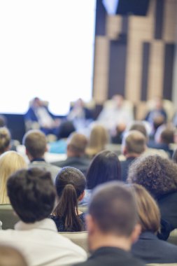 İş fikirleri ve kavramlar. İnsanlar hoparlörler grubuna dinleme iş Konferansı'nda