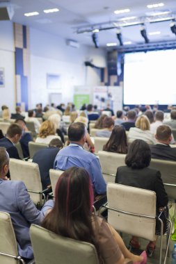 İş fikirleri ve kavramlar. İnsanlar için hoparlör dinleme iş Konferansı'nda