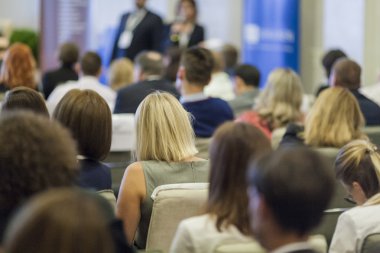 Konferans sırasında seyirci önünde konuşmaya ana bilgisayar hoparlörleri