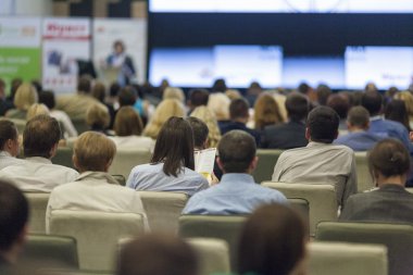 İş kavramları. Büyük grup toplantısında sunu grafikleri izlerken insan