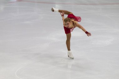 Minsk, Belarus 1 Kasım 2020 - Sırbistan 'dan Profesyonel Kadın Artistik Patinajcı Antonina Dubinina 1 Kasım 2020' de Beyaz Rusya 'nın Minsk kentinde Bayanlar Kıdemli Buz Yıldızı Şampiyonası' nda Serbest Patinaj Programı düzenledi