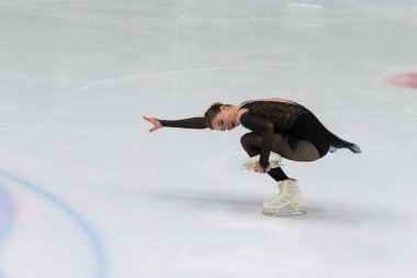 Minsk, Belarus 1 Kasım 2020 - Beyaz Rusya 'dan Profesyonel Kadın Artistik Patinaj Viktoria Safonova 1 Kasım 2020' de Beyaz Rusya 'nın Minsk kentinde Bayanlar Kıdemli Buz Yıldızı Şampiyonası' nda Serbest Patinaj Programı düzenledi.