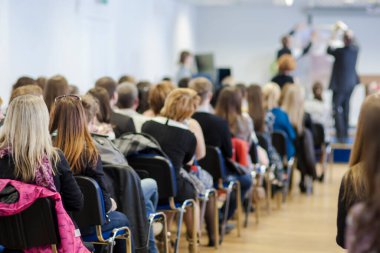 Konferans sırasında Seyirci Önünde İki Erkek Sunucu. Yatay Resim Kompozisyonu