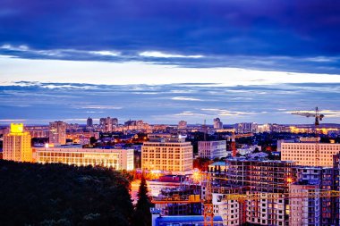 Geceleyin Minsk City 'de inşaat alanı ve Alacakaranlık Çerçevesi' ndeki vinçlerle. Yatay Resim Yönlendirmesi