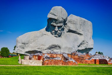 Belarus Seyahat Uçurumları. Ana Anıt Obelisk ve Anıt 'a Gündüz Kahraman Kalesi' nde Cesaret denir. Yatay Resim