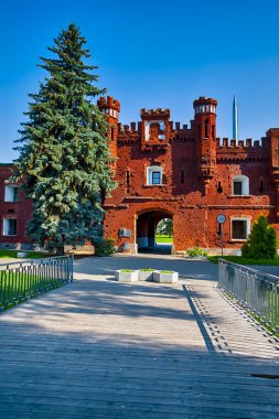 Belarus Seyahat Uçurumları. Beyaz Rusya 'daki Brest Kalesi' nin Kholm Kapısı 'nın Ana Girişi. Dikey Resim