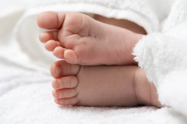 Yeni doğan fikirleri. Dört haftalık bir bebeğin Macro Yakın Çekimi Beyaz Havlu Yığını Üzerindeki Bebek Ayakları. Yatay Resim Kompozisyonu