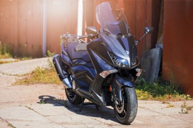 Modern Şehir Motosikleti Central Stand Outdoor 'da duruyor. Yatay Resim