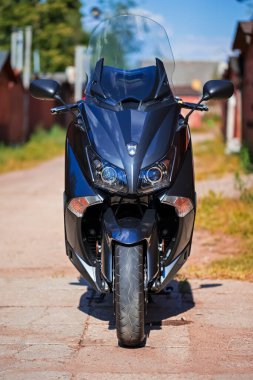 Motosiklet konseptleri. Central Stand Out 'ta Modern Şehir Motosikleti Manzarası. Dikey Resim