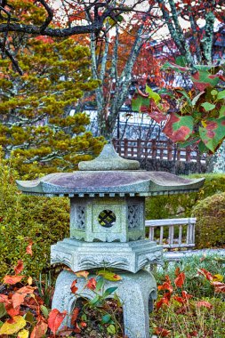 Japonya 'daki Koyasan Dağı' ndaki Japon bahçesinde geleneksel Taş Fener. Dikey Görüntü