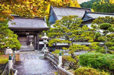Japonya 'daki Koyasan Dağı' ndaki geleneksel Japon Shinto Tapınağı. Yatay Resim