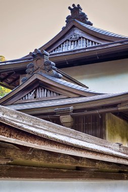 Koyasan Dağı 'ndaki geleneksel Japon Shinto Tapınağı' nın tahta tepesi. Dikey Resim