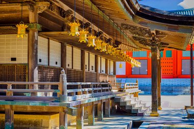 Japonya 'daki Koya Dağı' nda Geleneksel Fenerler Hattı ile Danjo Garan Kutsal Tapınağı kısmen görülüyor. Yatay Bileşim